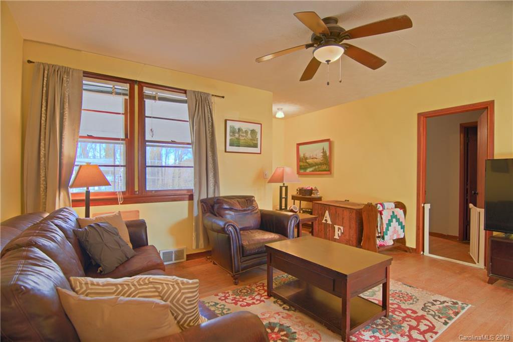 606 Hebron Road Hendersonville, NC 28739 - Photo 9 of 24 Gallery Image 9