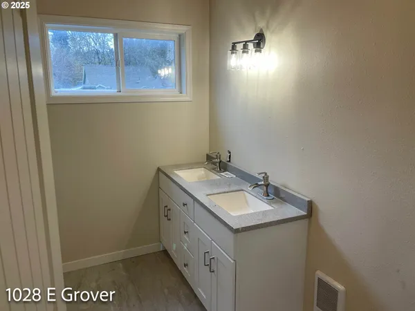 $419,900 | 1028 East Grover Avenue, Cottage Grove, OR 97424