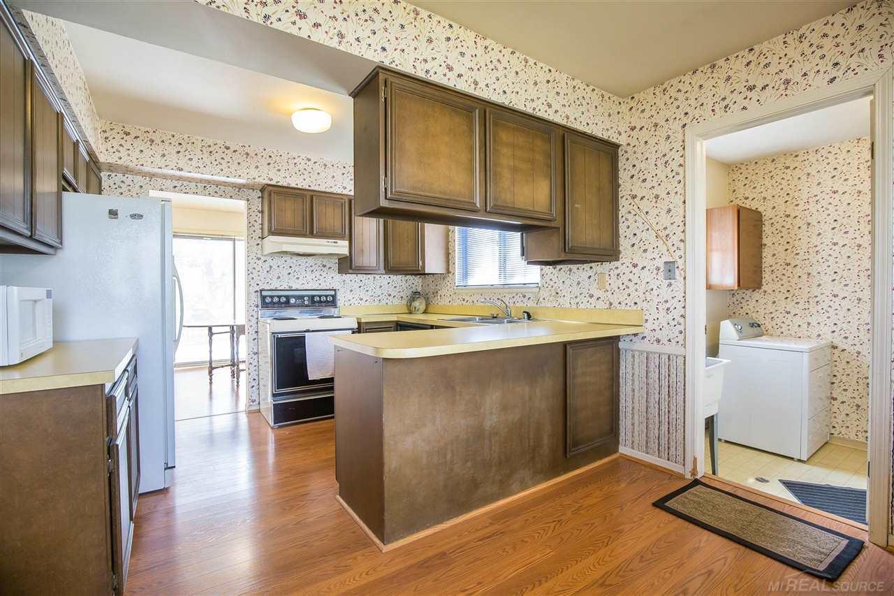 2399 Hillendale Drive Rochester, MI 48309 - Photo 8 of 30 50010365-7.JPG