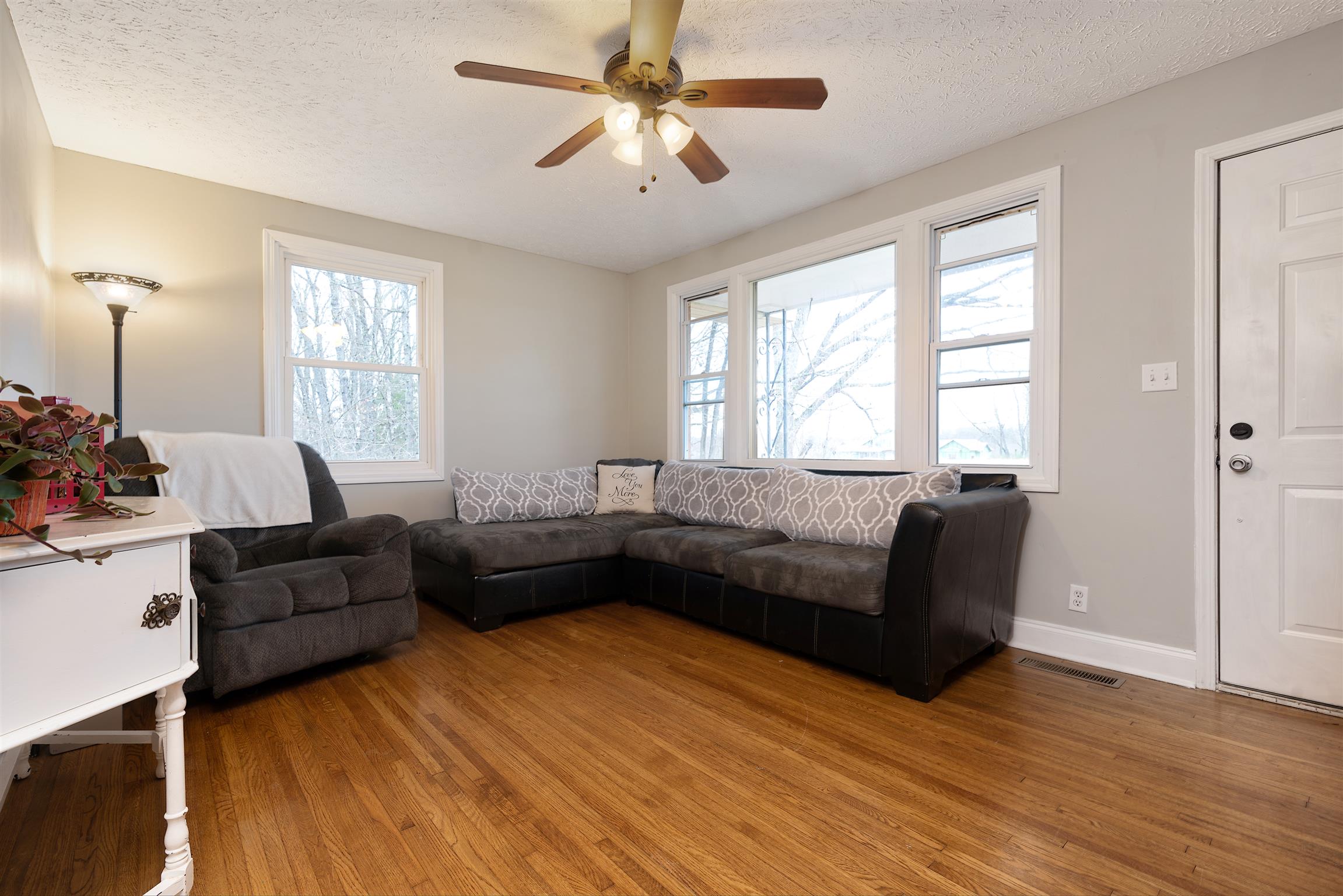 1578 Hickory Point Road Clarksville, TN 37043 - Photo 2 of 17 a living room with furniture and a window