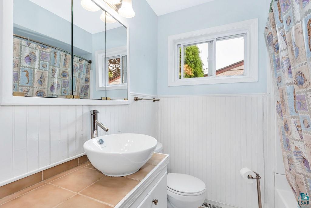 4619 Tioga Street Duluth, MN 55804 - Photo 16 of 31 MAIN FLOOR FULL BATHROOM