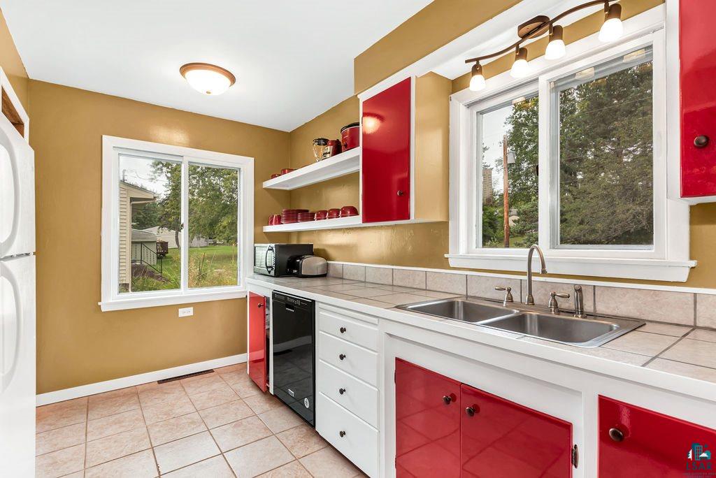 4619 Tioga Street Duluth, MN 55804 - Photo 9 of 31 KITCHEN