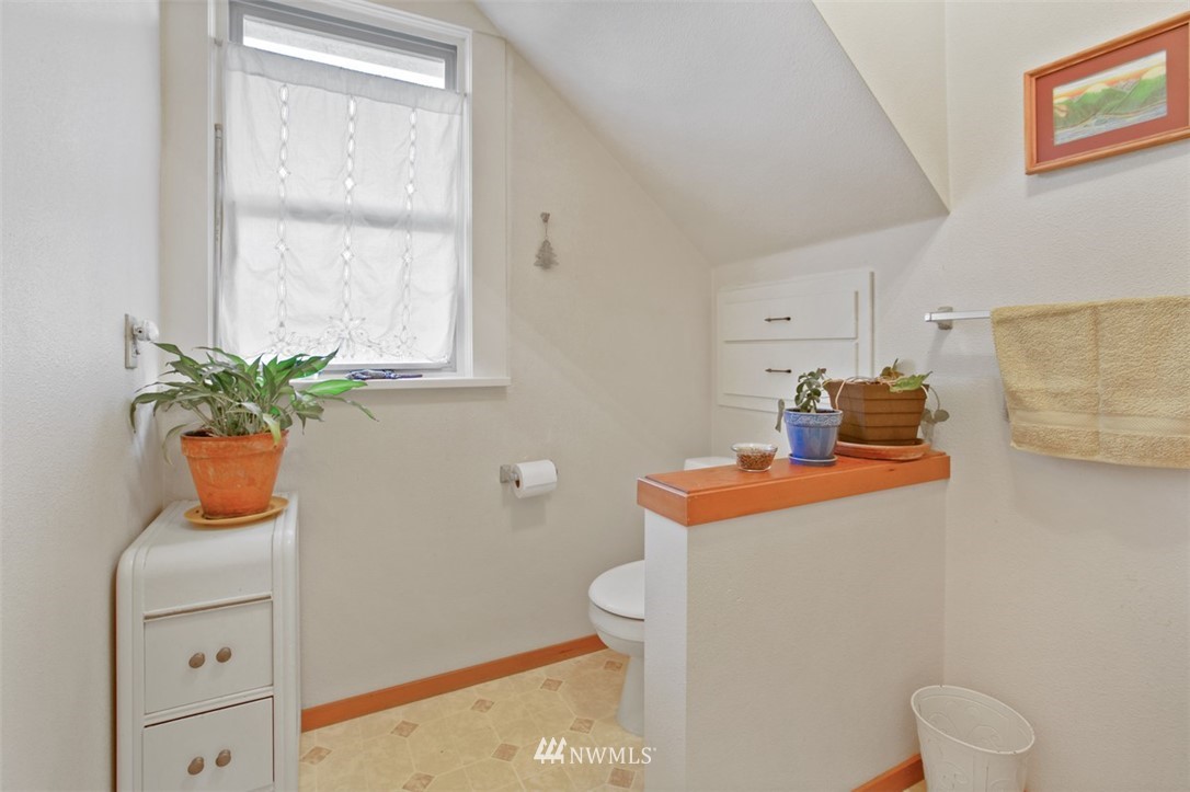 16573 Beaver Marsh Road Mount Vernon, WA 98273 - Photo 20 of 30 a room with a table and a potted plant