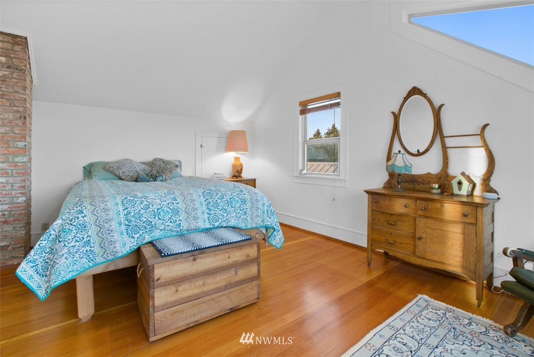 16573 Beaver Marsh Road Mount Vernon, WA 98273 - Photo 23 of 30 a living room with furniture and a wooden floor