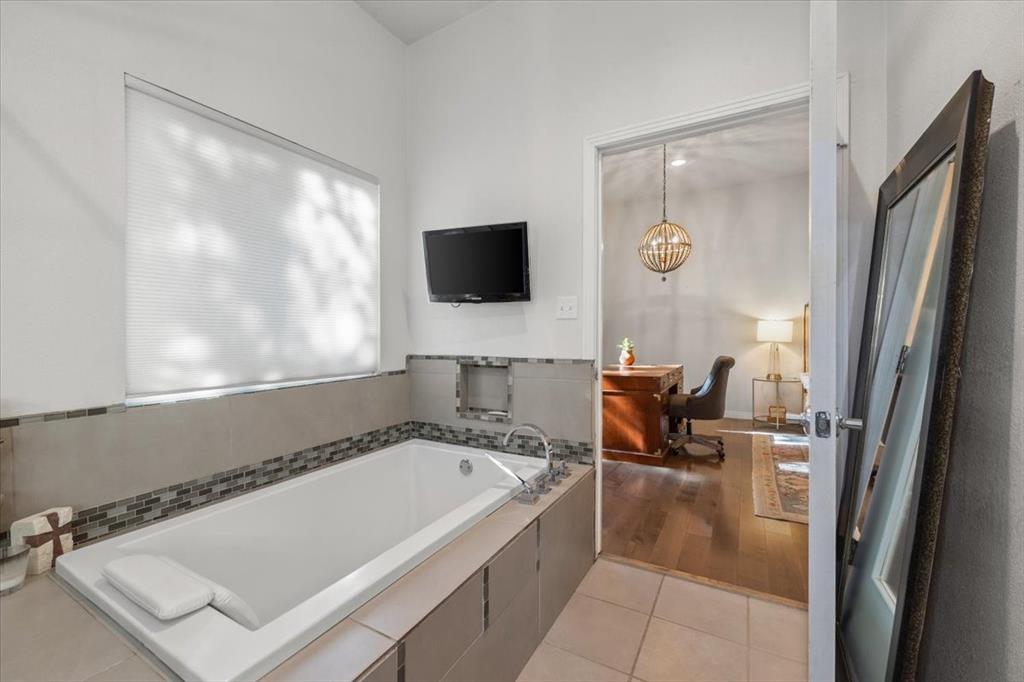 6121 Sharon Road Fort Worth, TX 76116 - Photo 27 of 37 a bath tub sitting in a en suite bathroom
