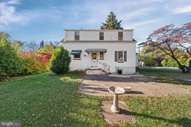 front view of house with a yard