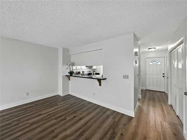 $2,100 | 1816 Mill Run Circle, Tampa, FL 33613