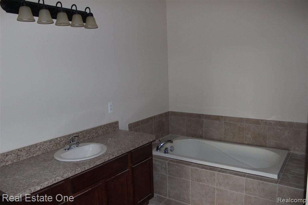 581 Poplar Court, Unit 26 Rochester, MI 48306 - Photo 5 of 9 March 3, 2012 510.JPG