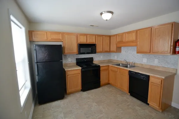 $950 | 248 Executive Avenue, Unit 1B, Clarksville, TN 37042