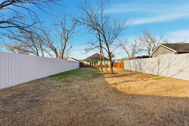 a view of back yard of the house