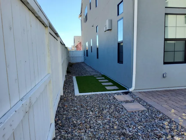 a view of a backyard