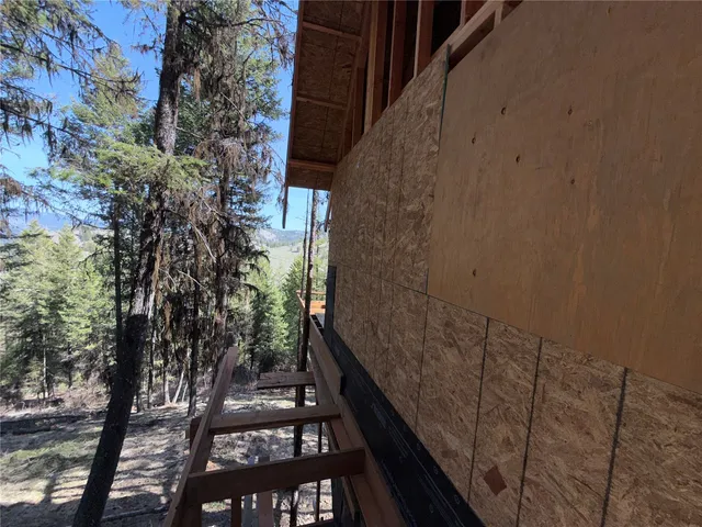a view of walk in entryway with outdoor seating