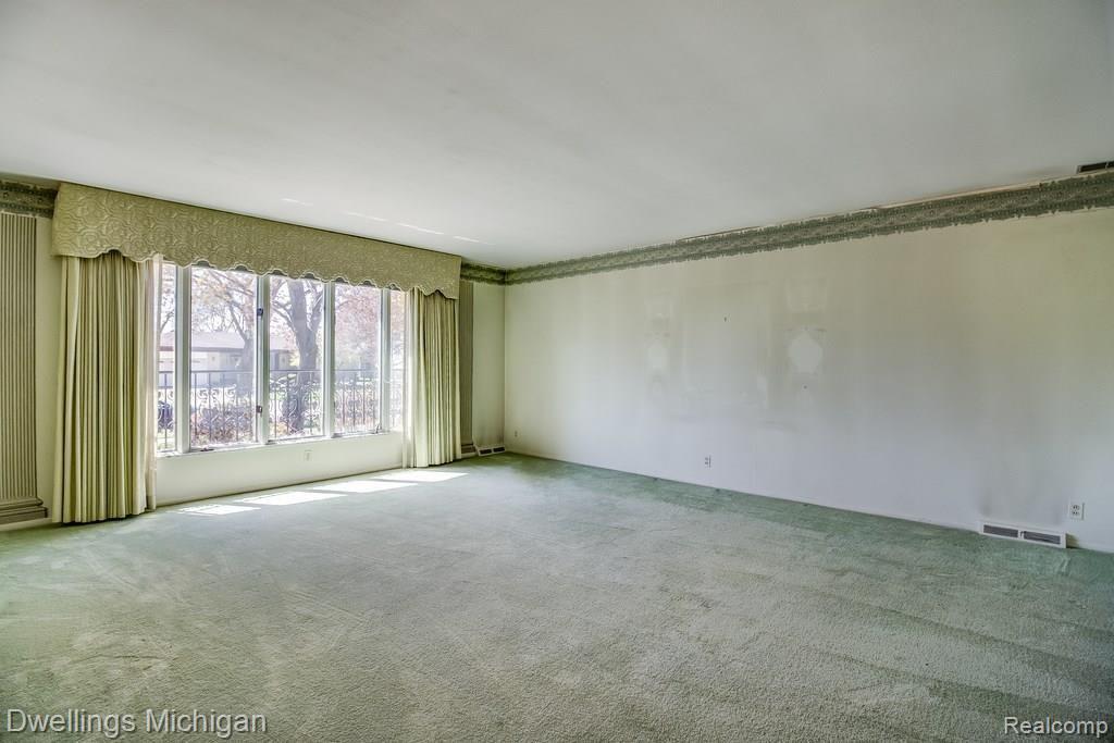 17386 Westhampton Road Southfield, MI 48075 - Photo 9 of 35 _MG_0019.jpg
