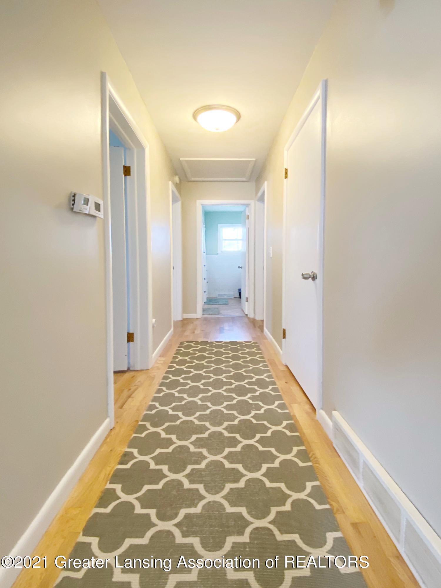 709 South Cochran Road Charlotte, MI 48813 - Photo 18 of 28 Hallway