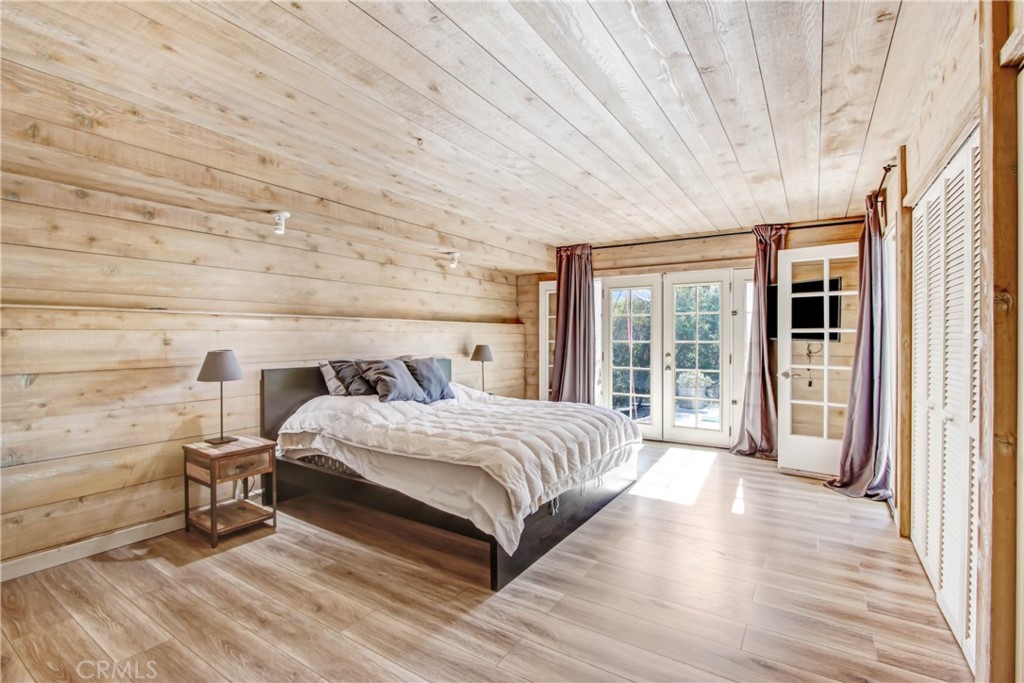 1486 Morningside Circle, Unit MAIN Laguna Beach, CA 92651 - Photo 20 of 24 a spacious bedroom with a bed and wooden floor