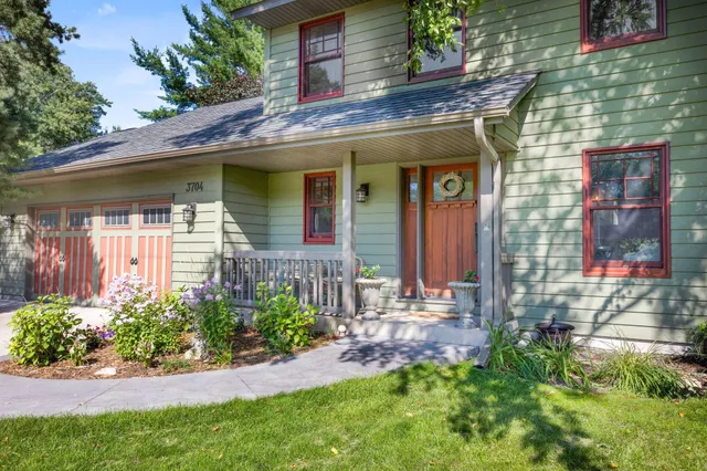 $600,000 | 3704 Pineview Drive, Vadnais Heights, MN 55127