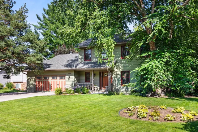 $600,000 | 3704 Pineview Drive, Vadnais Heights, MN 55127