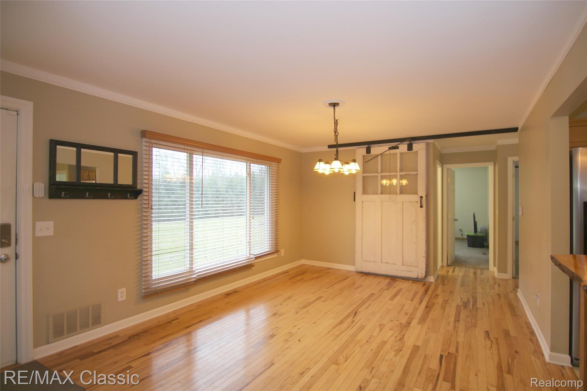 1605 Rowe Road Milford, MI 48380 - Photo 19 of 32 Rowe Rd Great Room 2.jpg