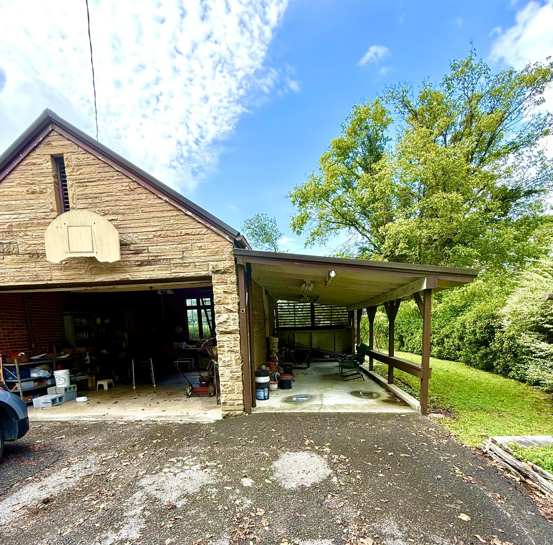 412 Englewood Road Middlesboro, KY 40965 - Photo 4 of 25 IMG_0962