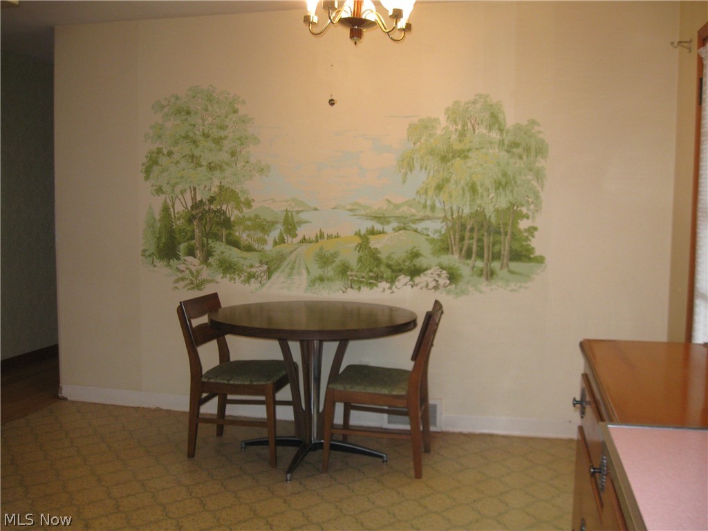 6154 State Road Parma, OH 44134 - Photo 5 of 35 Ample-size dinette would nicely fit a rectangle table.