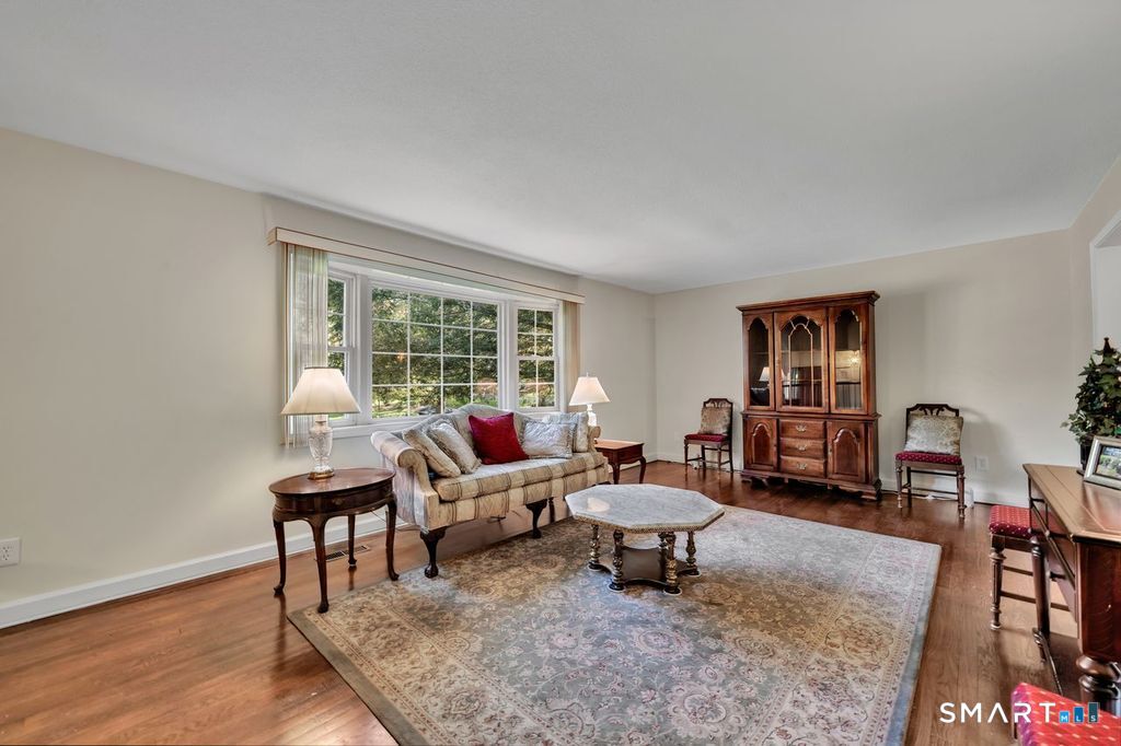 23 Banks Road Simsbury, CT 06092 - Photo 4 of 32