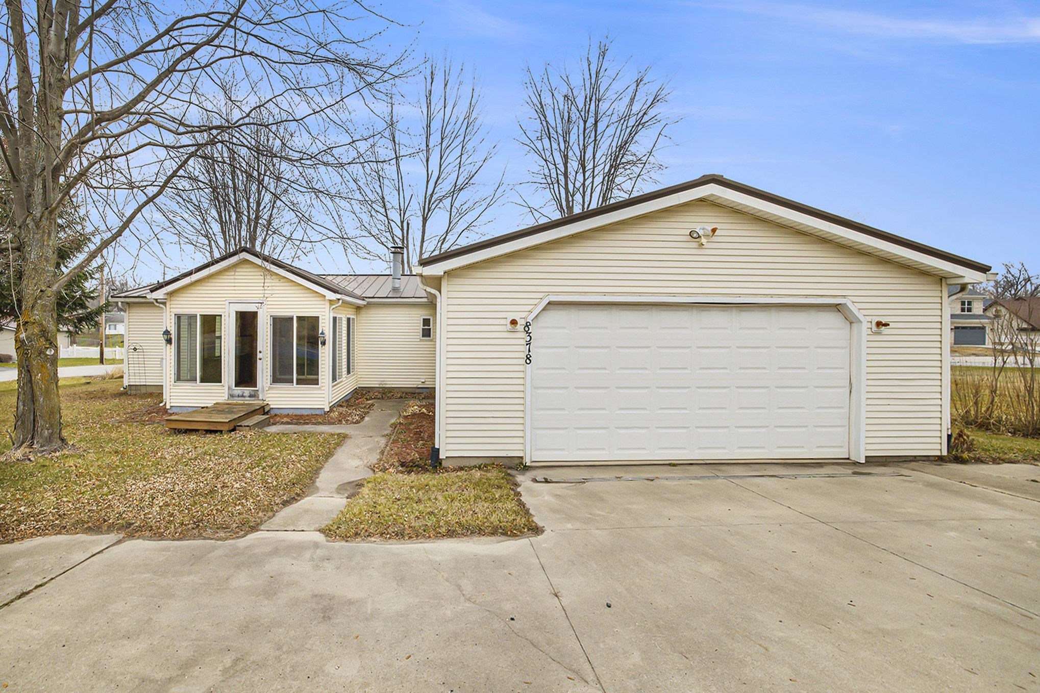 8378 East Hatchery Road Syracuse, IN 46567 - Photo 2 of 27 Gallery Image 2