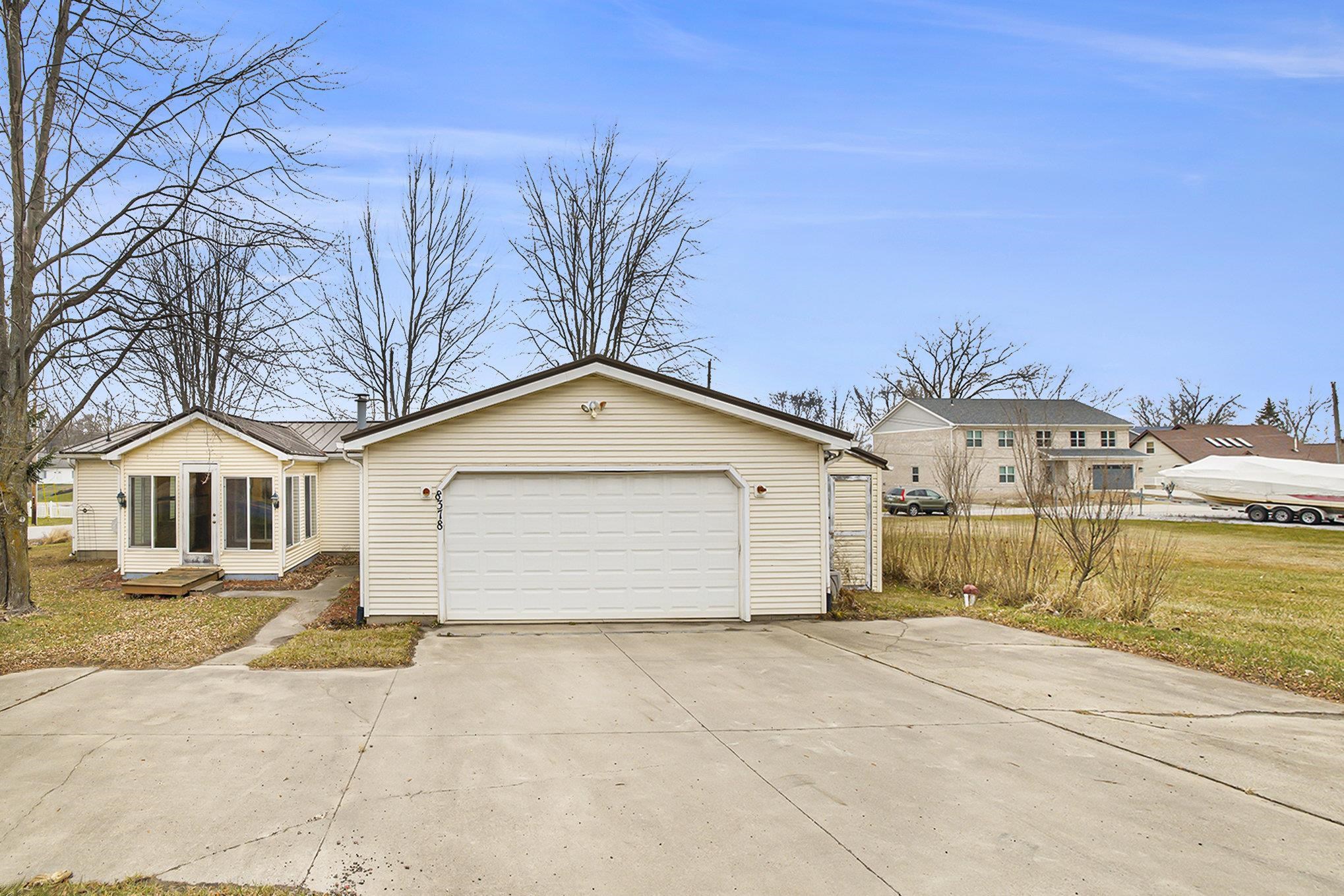 8378 East Hatchery Road Syracuse, IN 46567 - Photo 3 of 27 Gallery Image 3