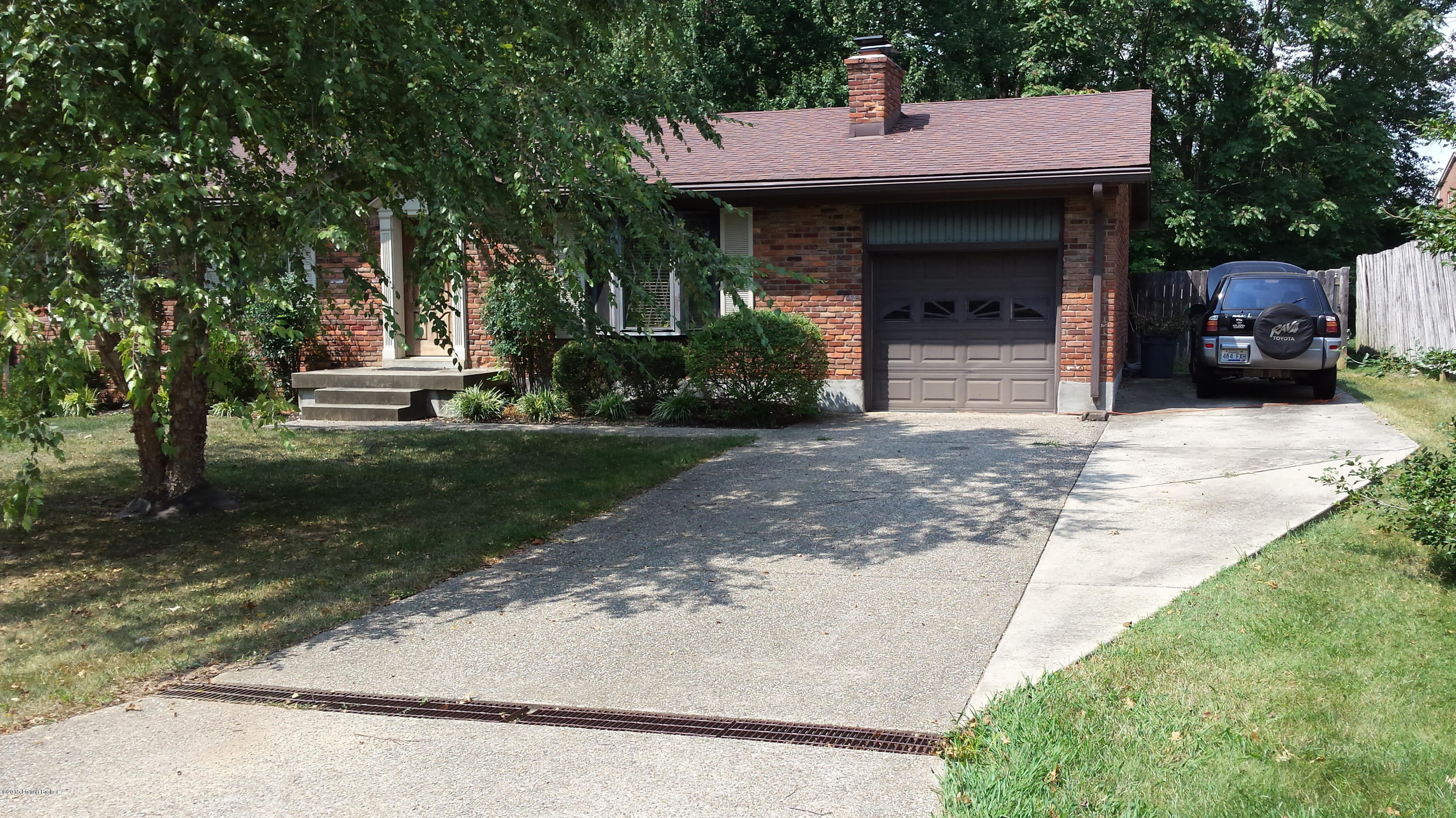 7403 Switch Bark Road Louisville, KY 40228 - Photo 1 of 16 20150907_140322