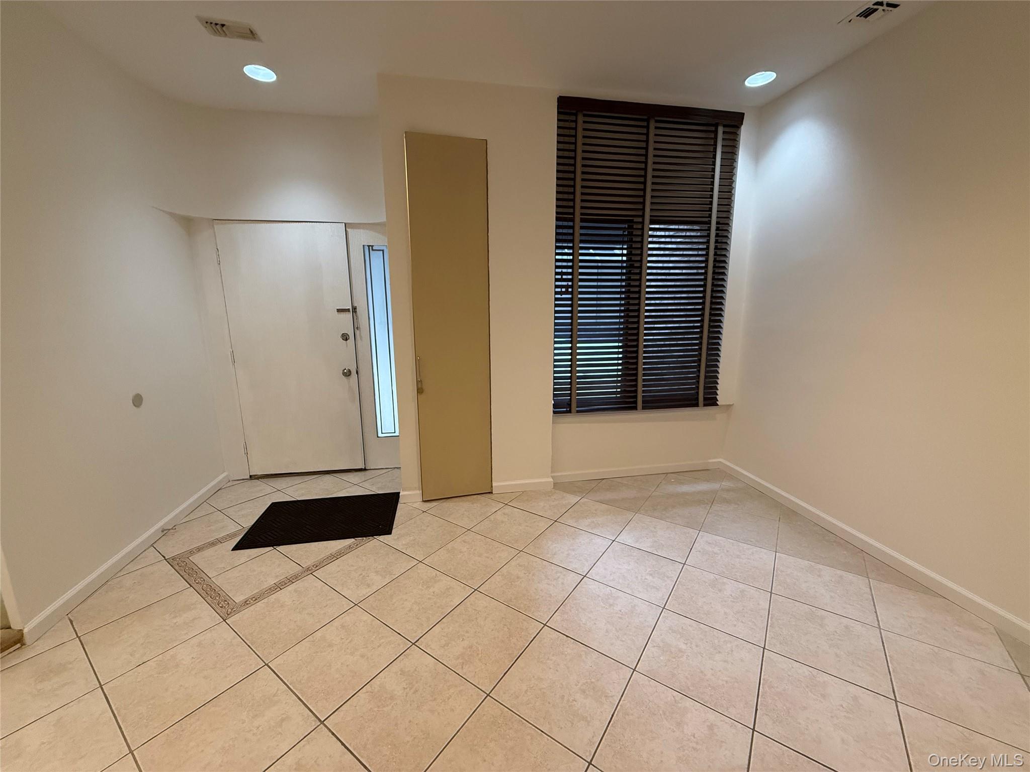 130 South Middle Neck Road, Unit 2 Great Neck, NY 11021 - Photo 4 of 22 a view of an empty room