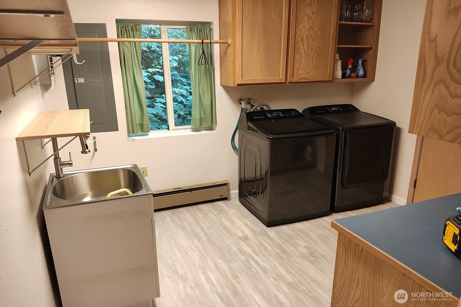 45908 Southeast Edgewick Road North Bend, WA 98045 - Photo 27 of 40 a kitchen with a refrigerator and a sink