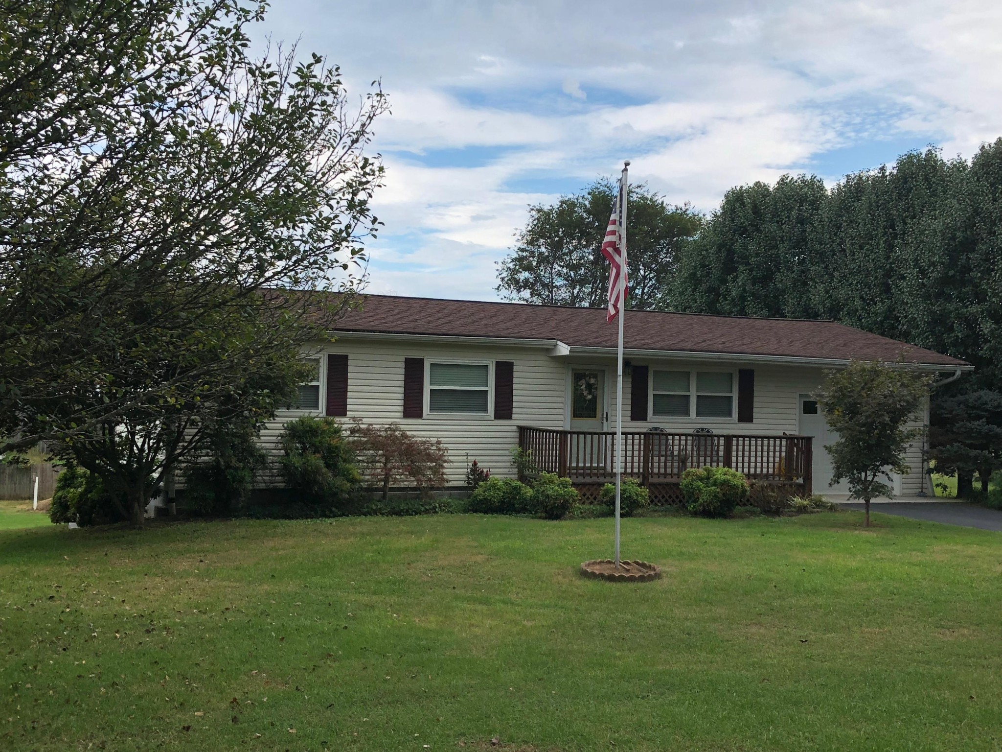 10034 Rutledge Pike Corryton, TN 37721 - Photo 4 of 10 front view of a house with a yard