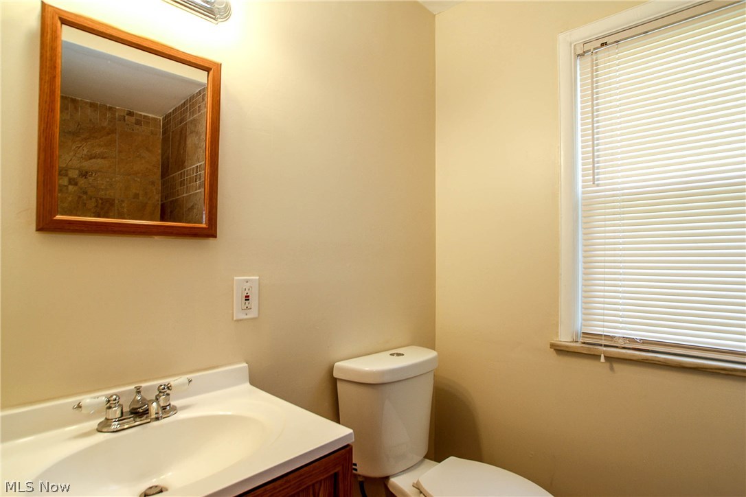 2049 South Green Road Cleveland, OH 44121 - Photo 10 of 13