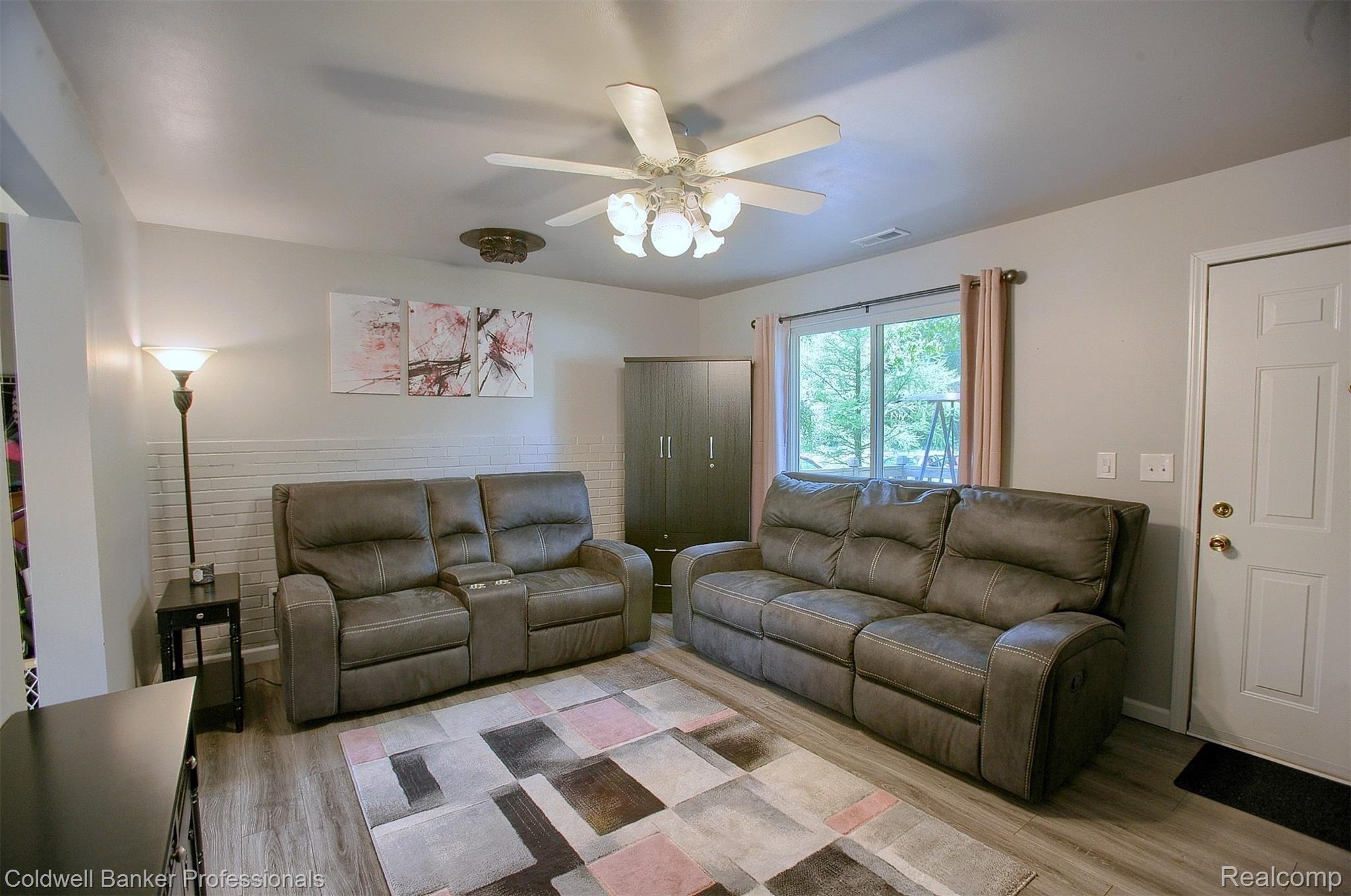 13417 Rawsonville Road Belleville, MI 48111 - Photo 6 of 30 6-Great Room 2nd View.jpg