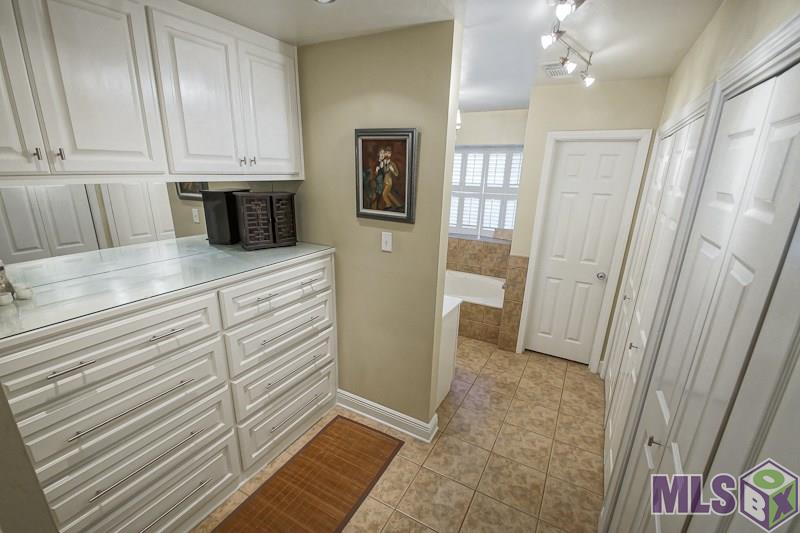 12221 Schlayer Avenue Baton Rouge, LA 70816 - Photo 12 of 16 Master Dressing Area