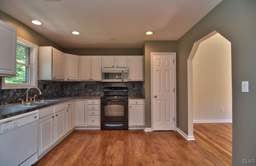 4913 Pine Ridge Drive West Bushkill, PA 18324 - Photo 9 of 50 All existing appliances included--sold in as is co