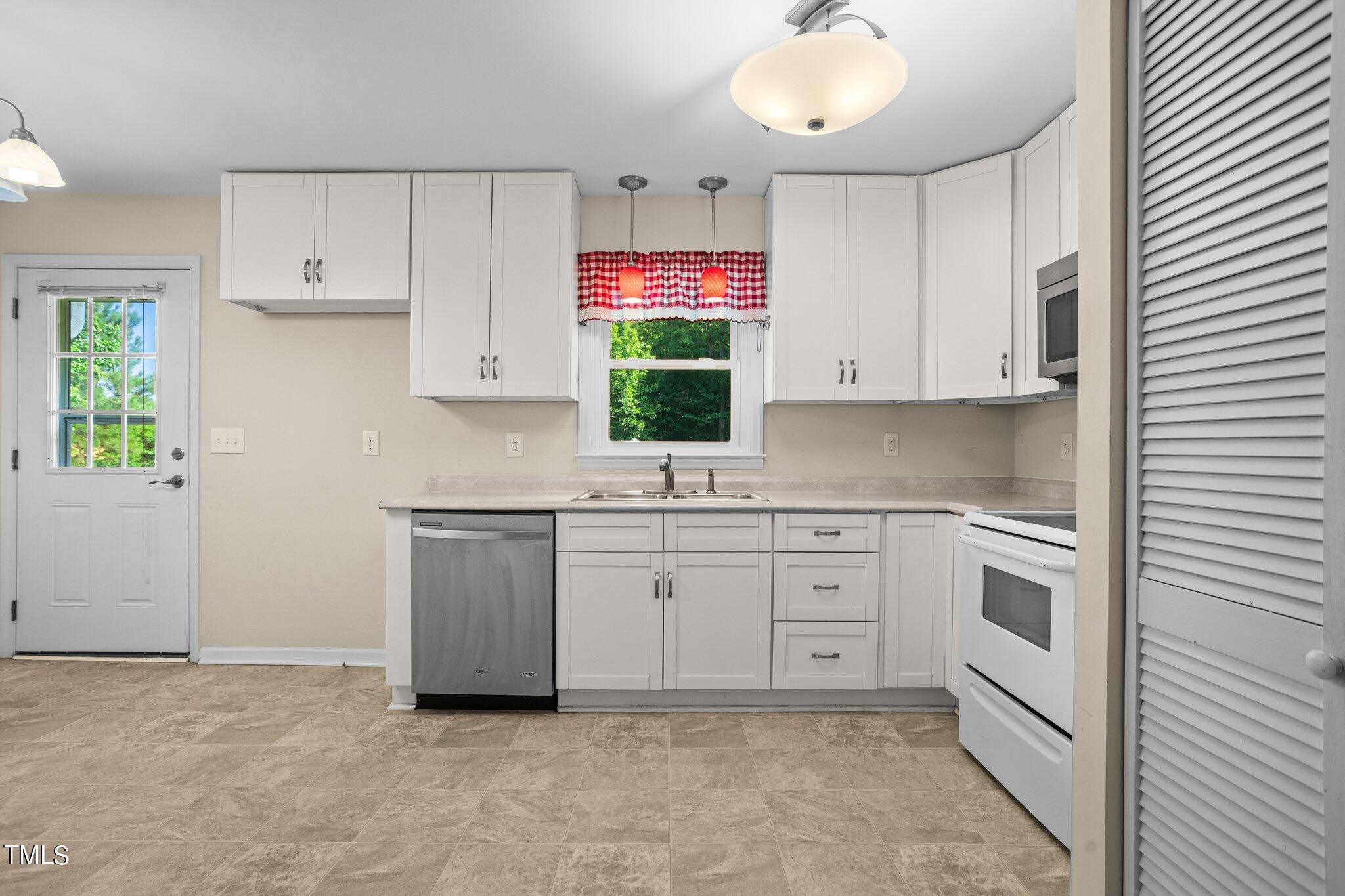 2425 Varner Road Greensboro, NC 27406 - Photo 12 of 35 33-web-or-mls-DSC07135