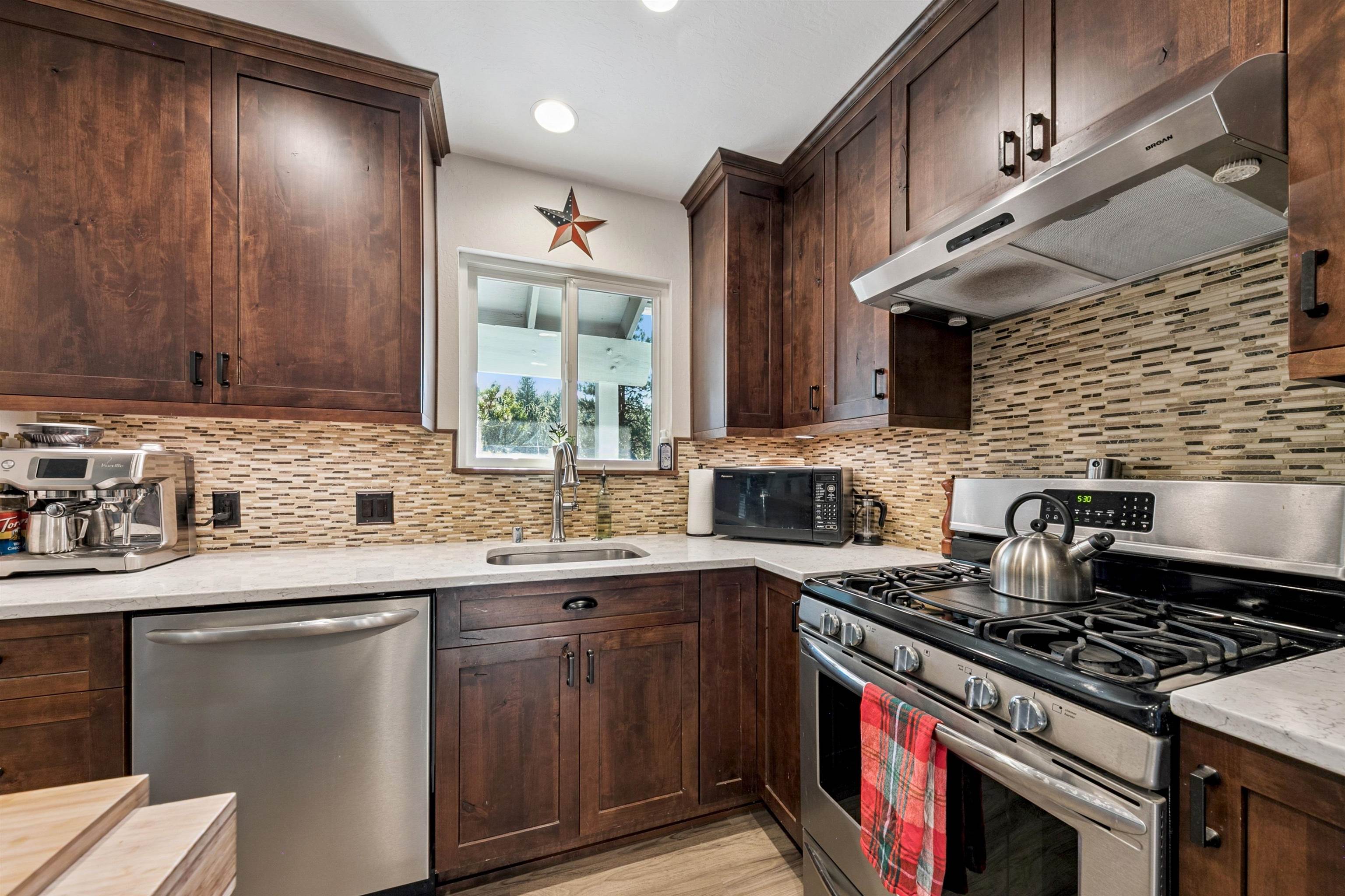 11913 Pine Forest Road Truckee, CA 96161 - Photo 5 of 20 Gallery Image 5