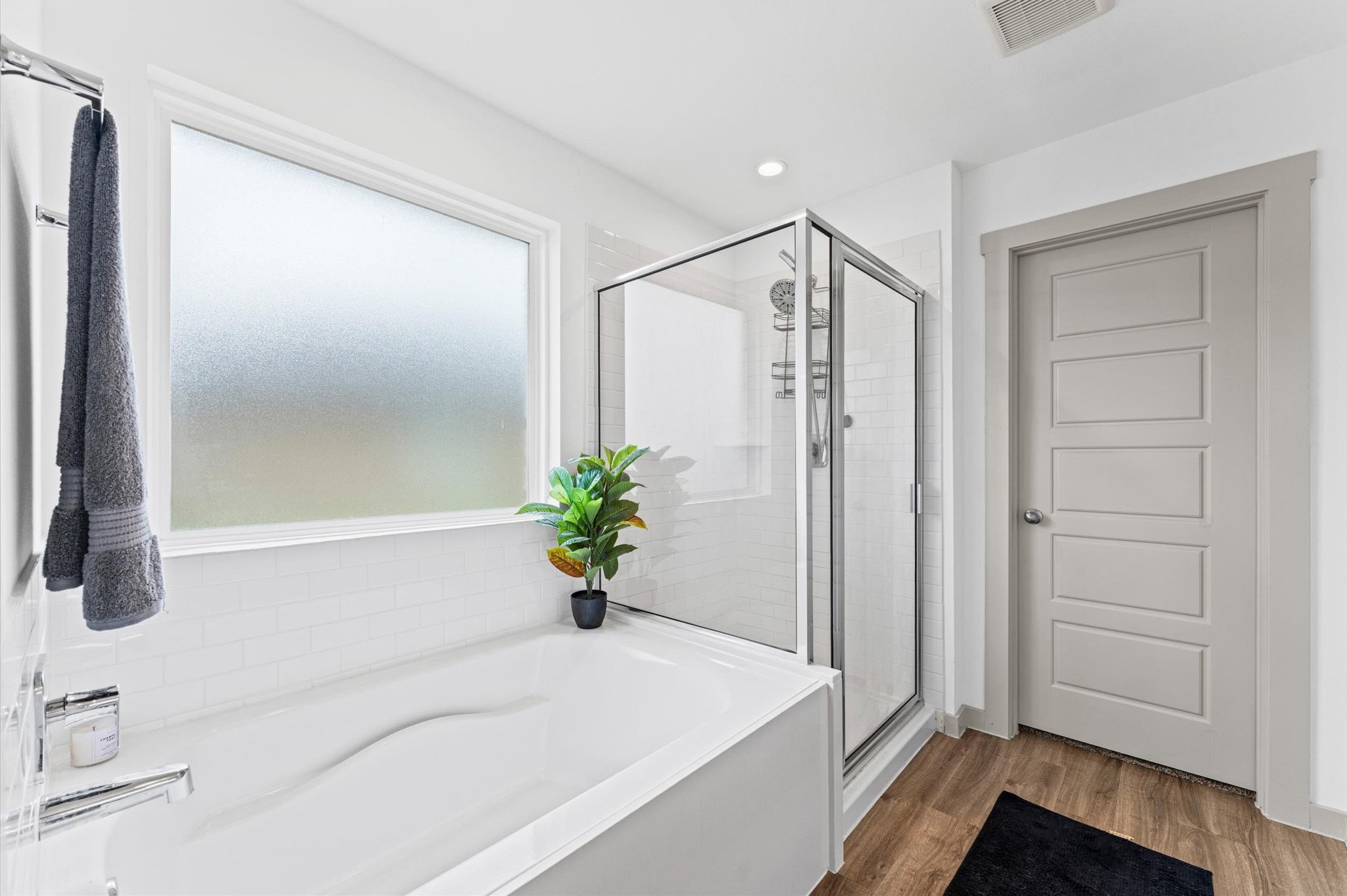 903 Curly Angora Court Rosharon, TX 77583 - Photo 10 of 30 Primary bath complete with soaking tub.