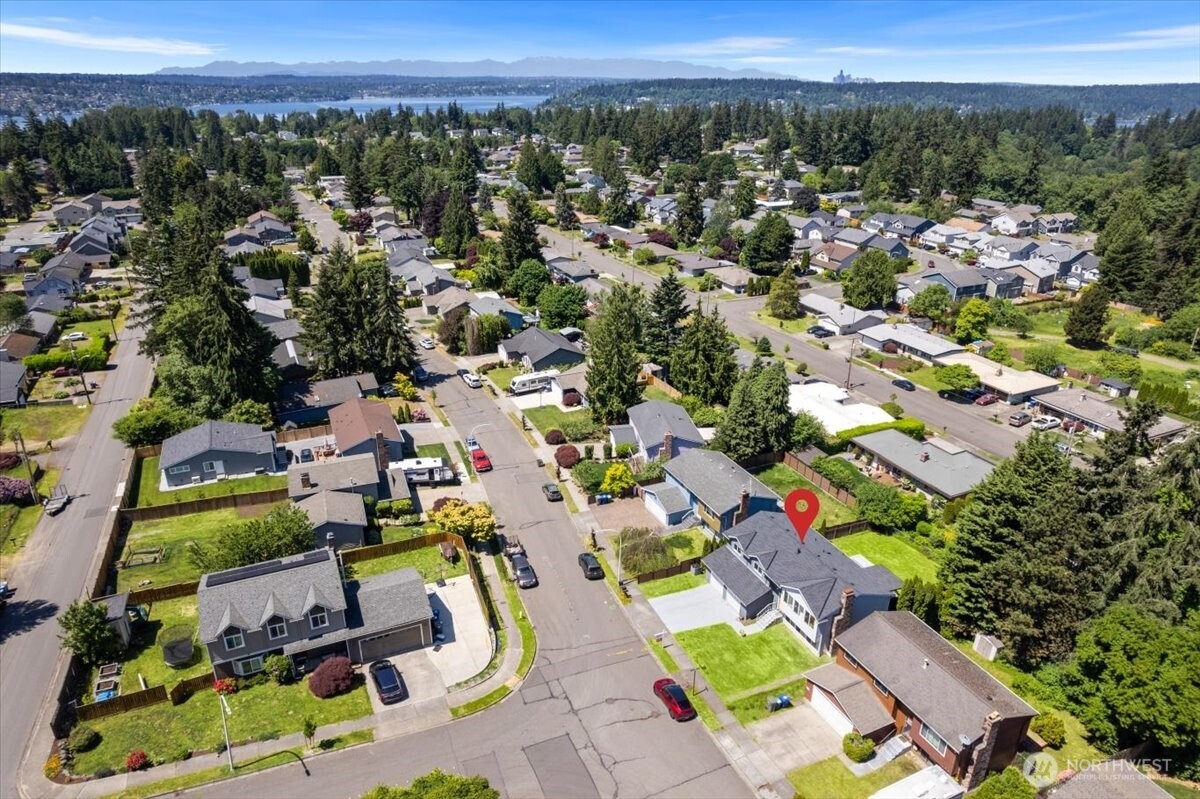 2802 Northeast 23rd Place Renton, WA 98056 - Photo 3 of 26