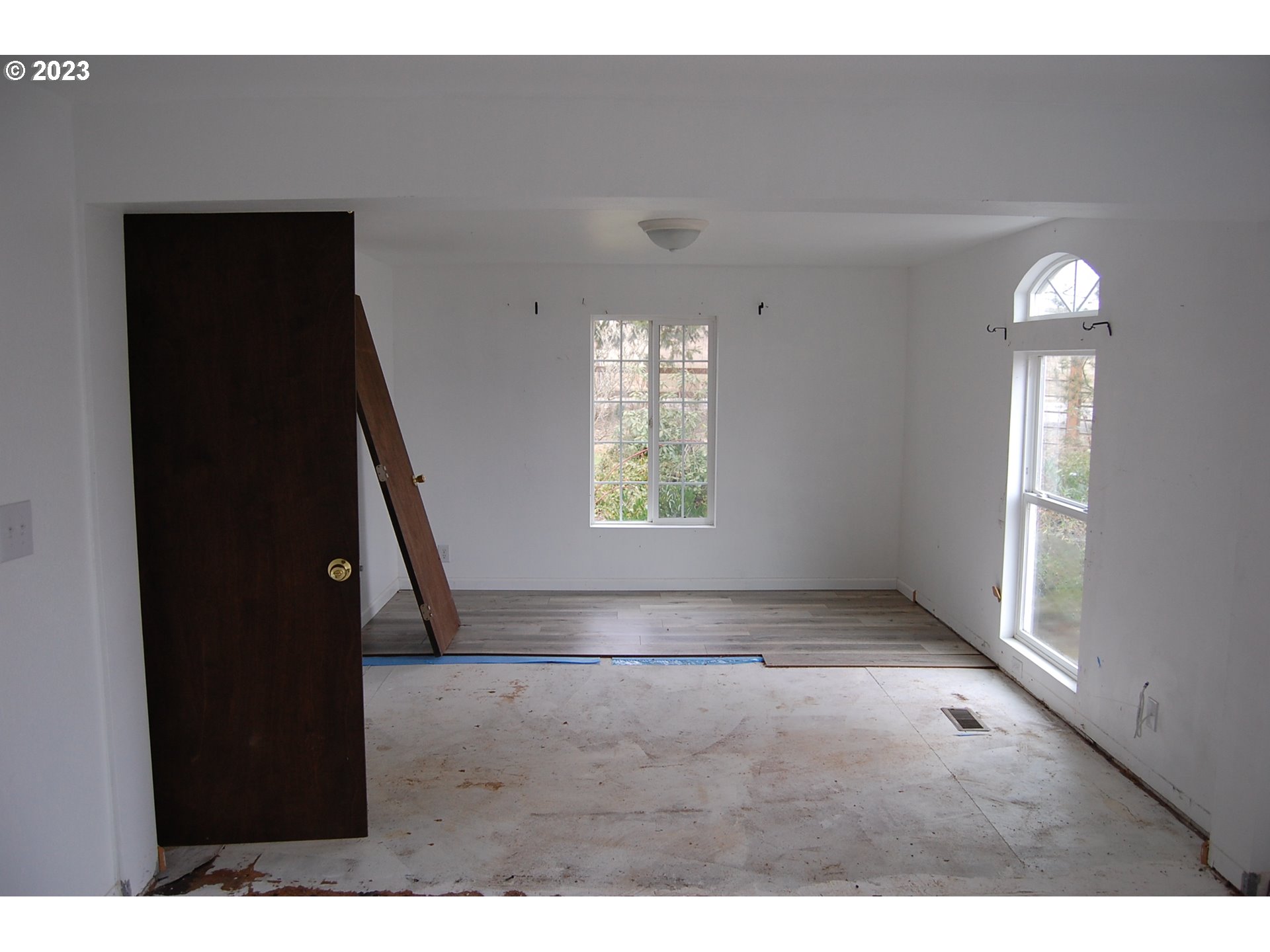 8850 Red Prairie Road Sheridan, OR 97378 - Photo 14 of 26 a view of an empty room and window