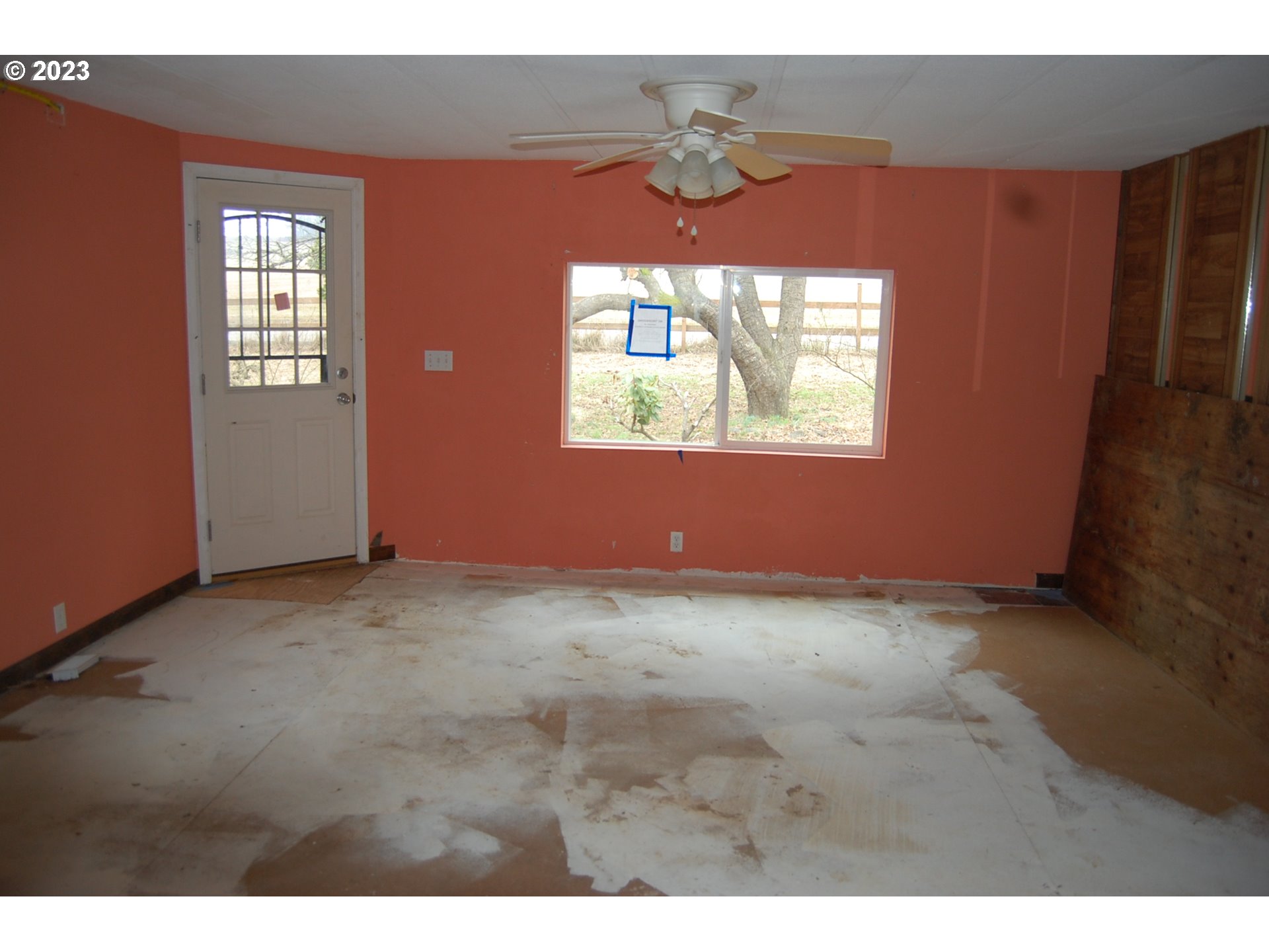 8850 Red Prairie Road Sheridan, OR 97378 - Photo 20 of 26 an empty room that has a window