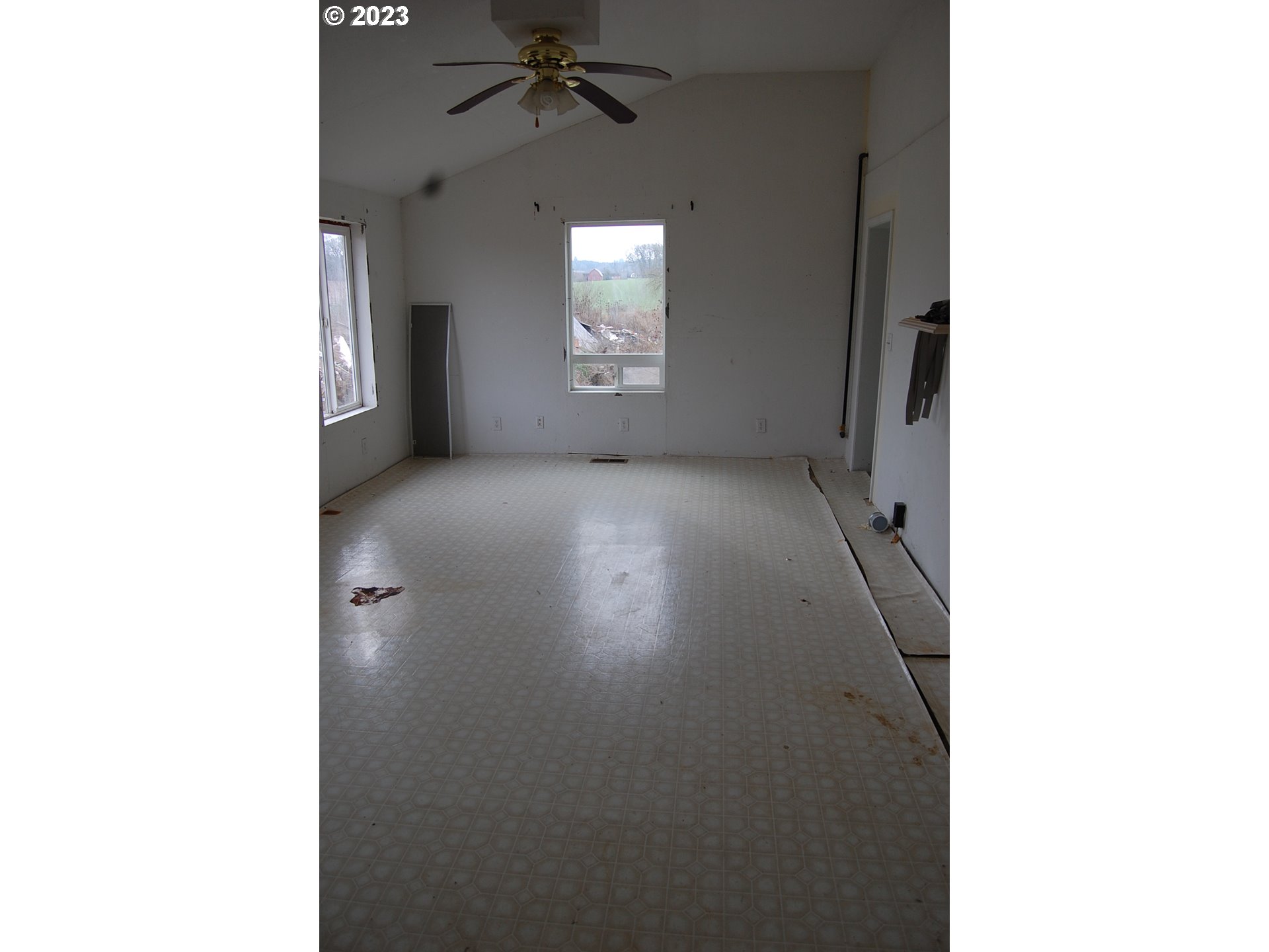 8850 Red Prairie Road Sheridan, OR 97378 - Photo 21 of 26 a view of a hallway with a window