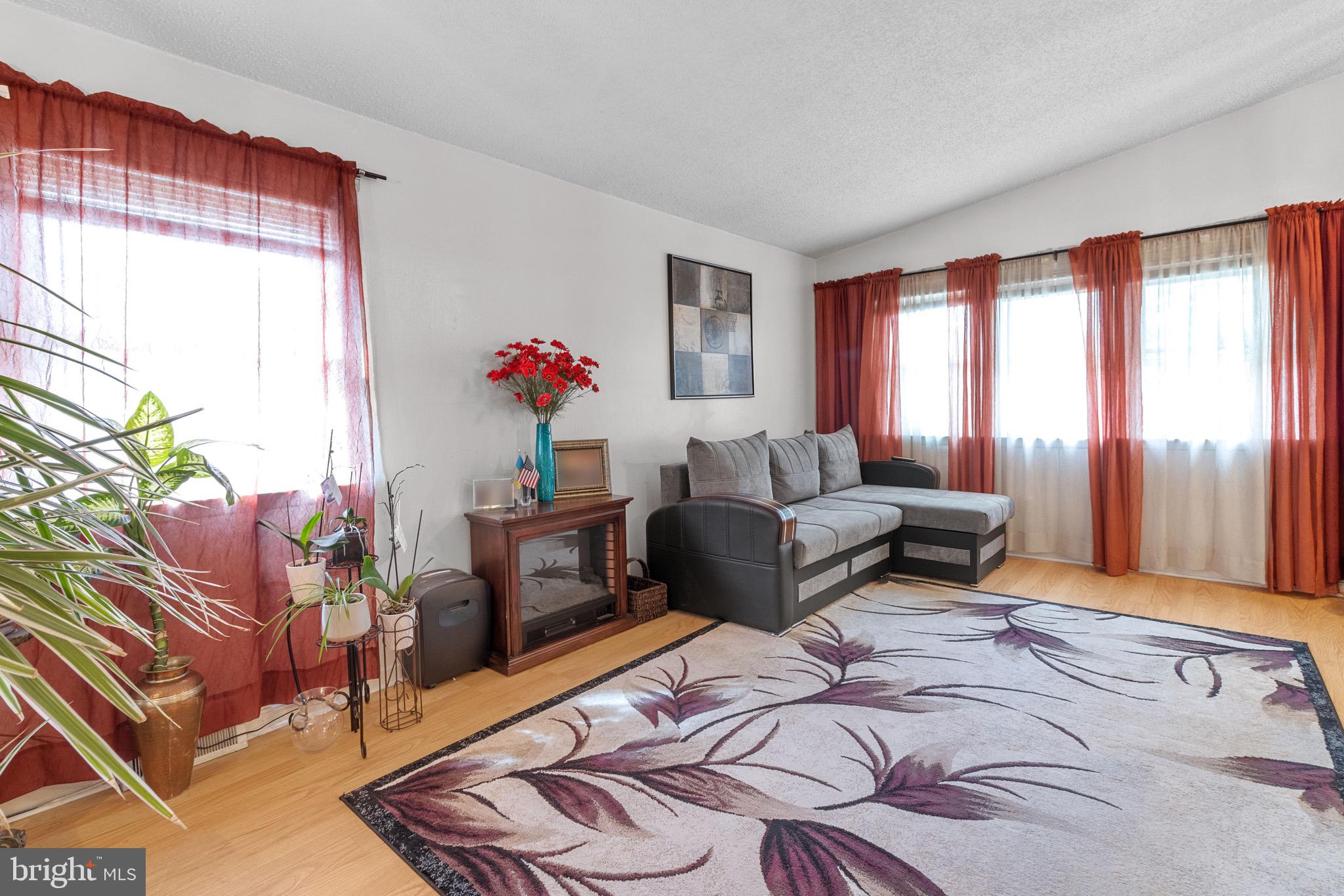 10165 Bridle Road Philadelphia, PA 19116 - Photo 3 of 31 Gallery Image 3