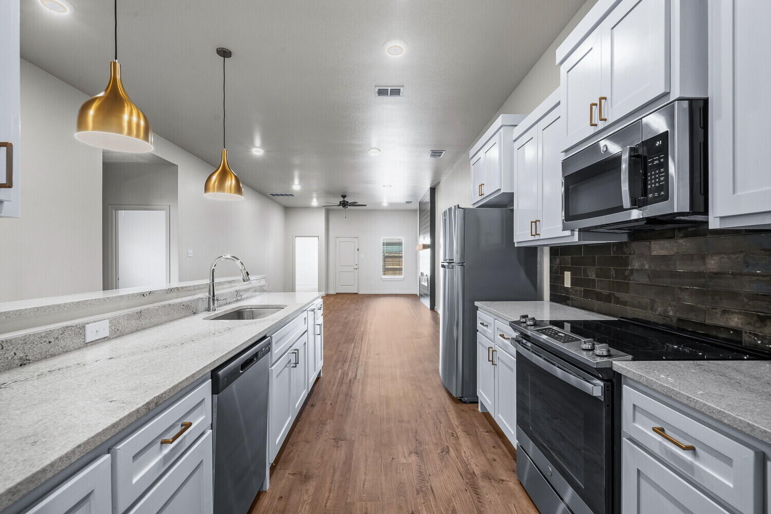 7006 40th Street, Unit B Lubbock, TX 79407 - Photo 6 of 20 7002 40th St B grey counters-8