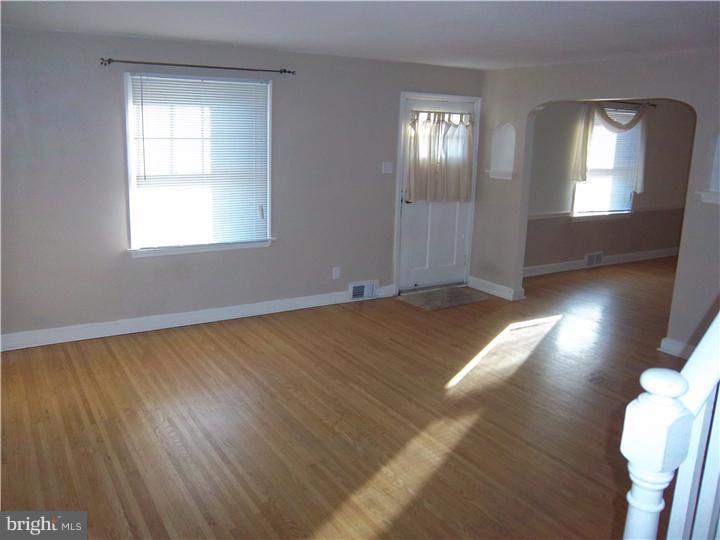 4000 Redden Road Drexel Hill, PA 19026 - Photo 9 of 25 Living Room