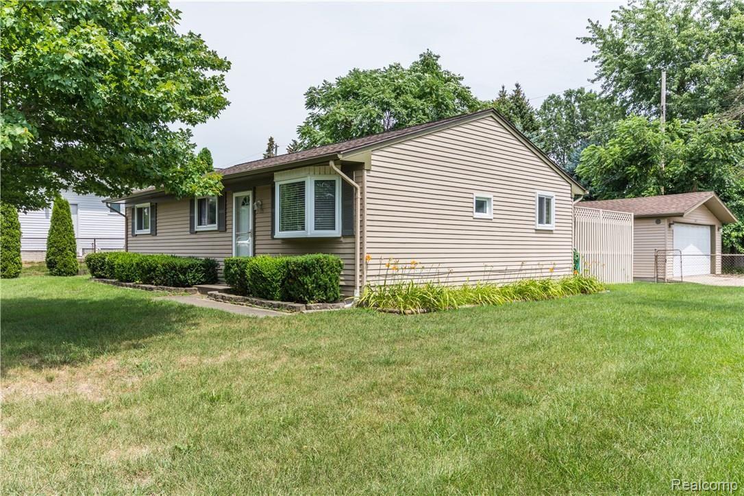 3025 Harrison Avenue Rochester, MI 48307 - Photo 3 of 20 3025 Harrison-17.jpg