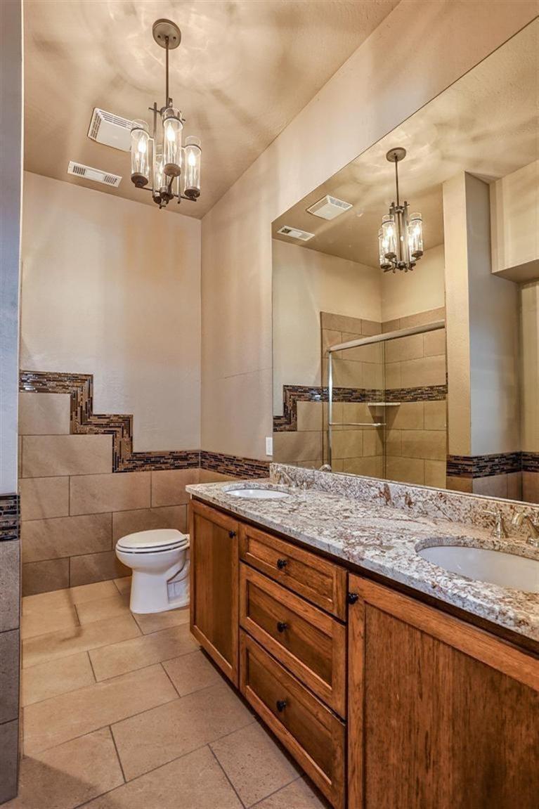 4366 Sams Valley Road Gold Hill, OR 97525 - Photo 15 of 33 Hall bathroom with 10' ceilings, ceramic