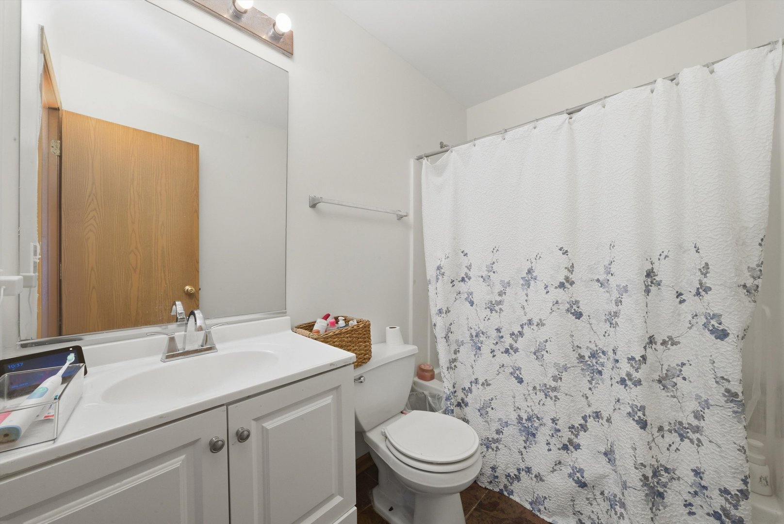 370 Dartmoor Avenue Romeoville, IL 60446 - Photo 25 of 31 a bathroom with a sink toilet and a mirror