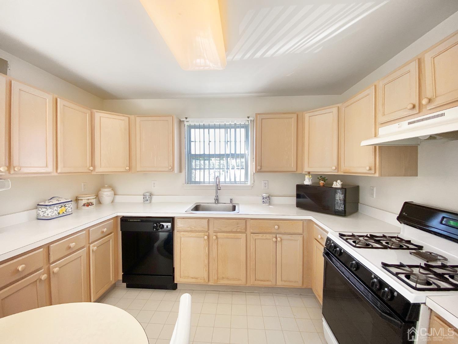 2005 Ridgeview Court Sayreville, NJ 08859 - Photo 4 of 13 Gallery Image 4
