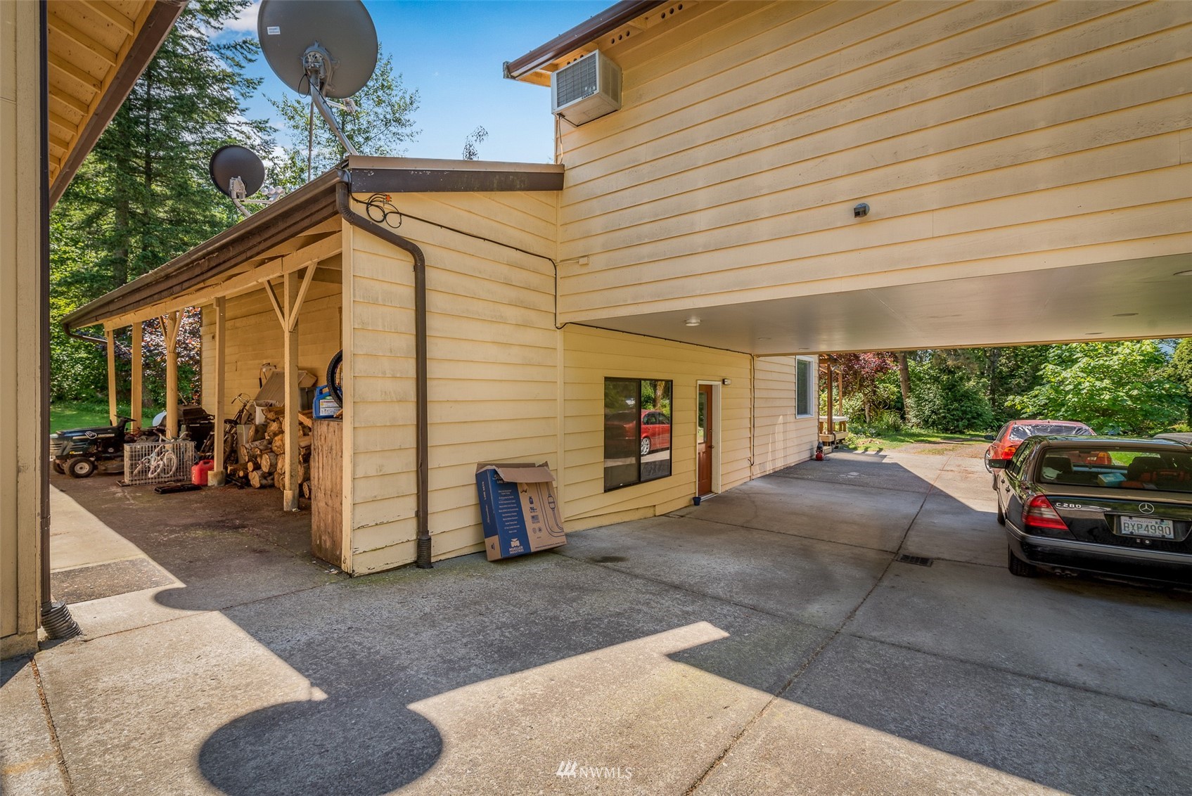 4234 Linnell Road Deming, WA 98244 - Photo 34 of 40 a view of a patio with table and chairs